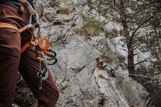 Petzl klettersteigset aan klimgordel